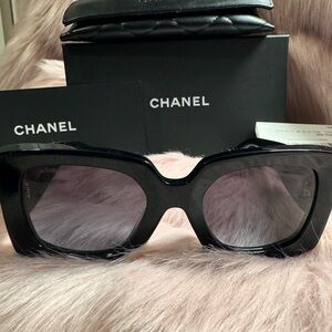 CHANEL Elegant Black Sunglasses